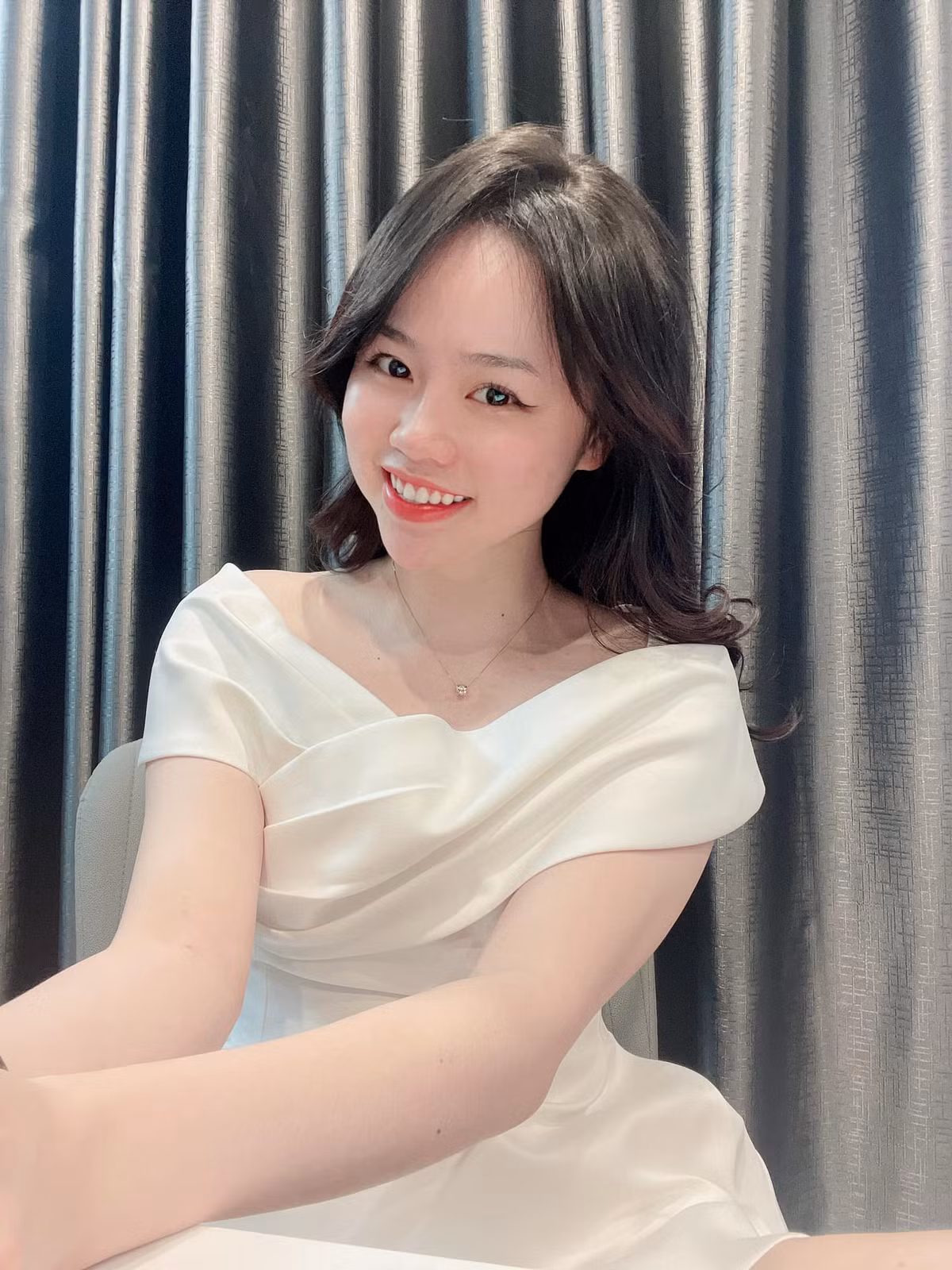 Từ một cô nàng có phong cách ngây thơ, Huỳnh Anh giờ đây sắc sảo, cuốn hút khi xuất hiện trong những bộ trang phục gợi cảm.