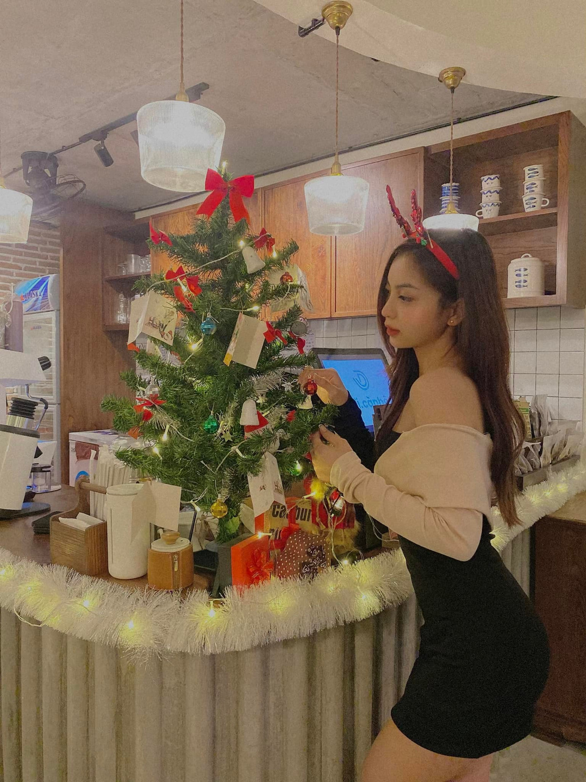 Hiện tại dù đã chia tay nhưng bạn gái cũ Quang Hải vẫn thu hút sự quan tâm của cư dân mạng. Nhật Lê được nhận xét nhan sắc ngày càng thăng hạng.