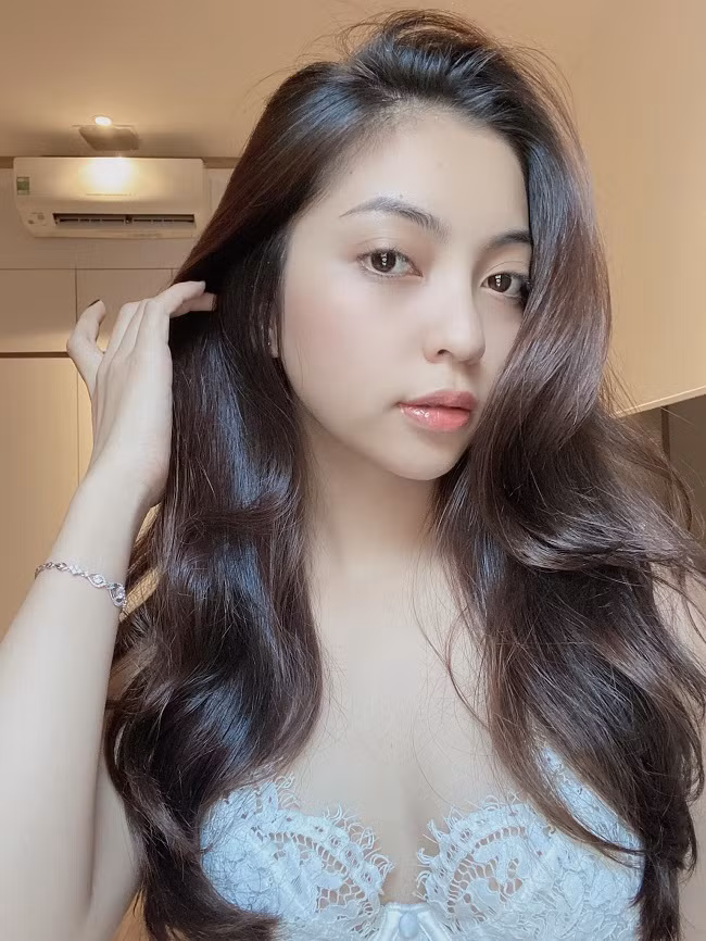 Quang Hải chính là "chàng trai năm 17 tuổi" của Nhật Lê. Cặp đôi có chuyện tình yêu đẹp, được nhiều người ngưỡng mộ.