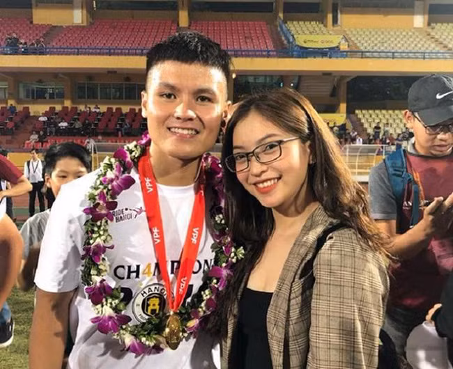 Nhật Lê (Quảng Nam) là cô gái đầu tiên cầu thủ nổi tiếng Quang Hải công khai yêu. Cặp đôi công khai hẹn hò từ năm 2016, trước khi Quang Hải vụt sáng ở giải U23 Châu Á.