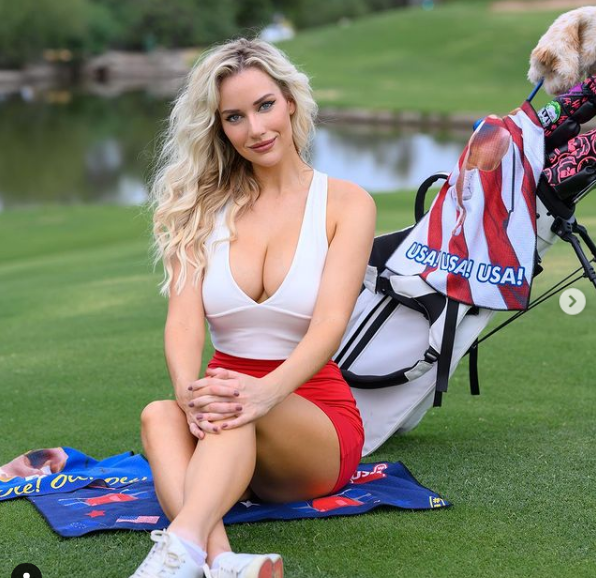 Chính vì lối ăn mặc có chút táo bạo đó mà Paige Spiranac gặp khá nhiều phiền toái, không chỉ bị người hâm mộ chỉ trích, Paige Spiranac từng bị dọa giết khi đang thi đấu ở giải Dubai Masters vì ăn mặc không phù hợp.