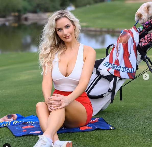 Chính vì lối ăn mặc có chút táo bạo đó mà Paige Spiranac gặp khá nhiều phiền toái, không chỉ bị người hâm mộ chỉ trích, Paige Spiranac từng bị dọa giết khi đang thi đấu ở giải Dubai Masters vì ăn mặc không phù hợp.