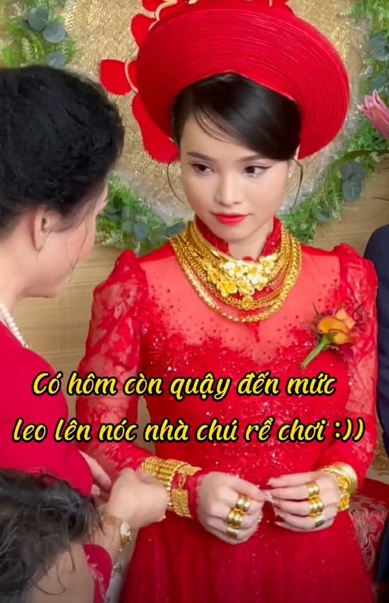 Trong video, cô dâu đeo vàng từ vòng cổ, vòng tay, nhẫn vàng,... đầy tay, dày kín cả cổ. Thậm chí nhiều tới nỗi nặng trĩu, không đủ chỗ để đeo thêm.