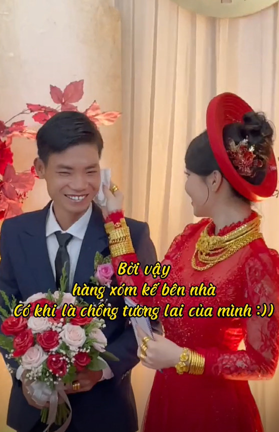 Chủ nhân đoạn video cho biết cặp đôi này là hàng xóm của nhau, ngày trước cô dâu thường xuyên chạy sang và bắt chú rể mở ti vi để coi ké. Thậm chí, cô gái còn nghịch tới nỗi có lần trèo lên cả nóc nhà chú rể.