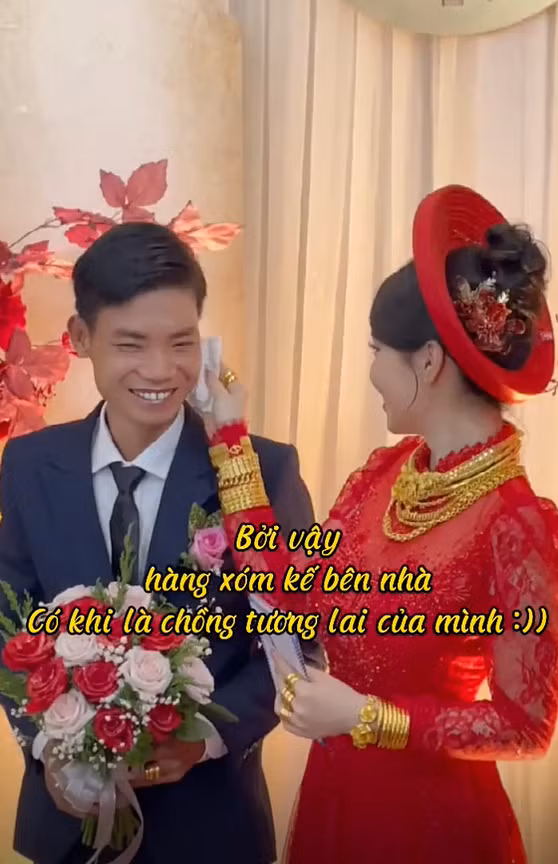 Chủ nhân đoạn video cho biết cặp đôi này là hàng xóm của nhau, ngày trước cô dâu thường xuyên chạy sang và bắt chú rể mở ti vi để coi ké. Thậm chí, cô gái còn nghịch tới nỗi có lần trèo lên cả nóc nhà chú rể.