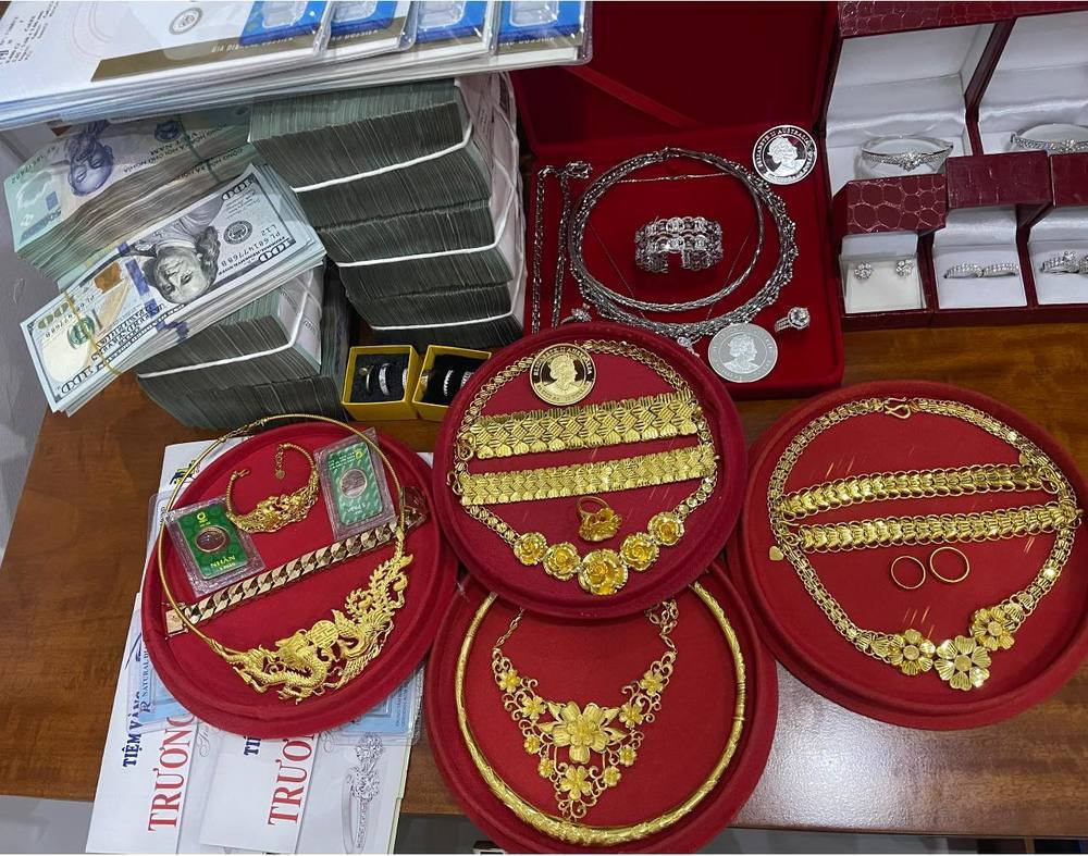 Đoạn video về đám cưới "khủng" trên tuy ngắn nhưng đã lột tả phần nào sự giàu có của gia chủ khiến cư dân mạng có phần ngưỡng mộ. Một số người bình luận, chỉ mong ngày cưới được nhận 1 phần lẻ như vậy là đã hạnh phúc rồi.