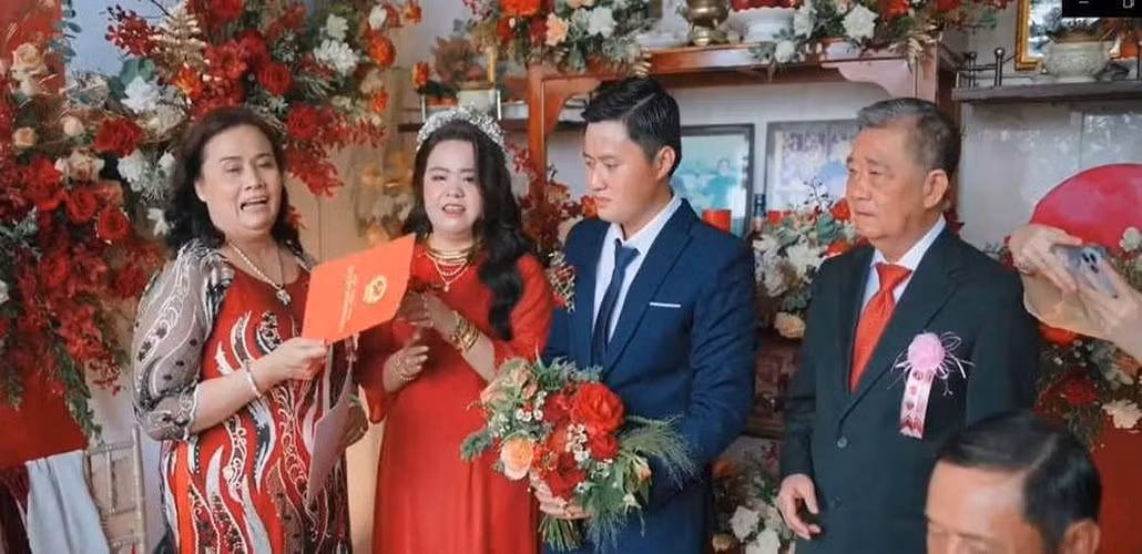 Theo miêu tả của một số bạn bè cô dâu thì cả hai căn nhà là của hồi môn đã được xây cất khang trang, có vị trí đẹp và đang được cho thuê, tiền thiêu nhà mẹ cũng cho luôn con gái và con rể.