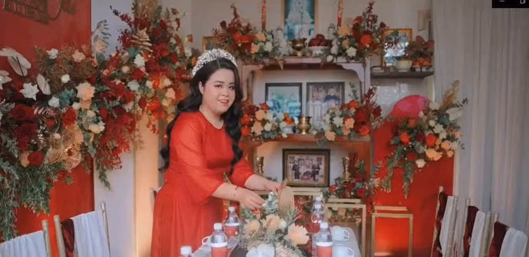 Theo tìm hiểu, đám cưới đầy vàng này được tổ chức hôm 11/12 vừa qua, tại thị trấn Cái Tắc, huyện Châu Thành, tỉnh Hậu Giang. Gia đình cô dâu là một gia đình giàu có trong vùng.