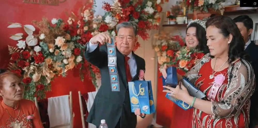 Không chỉ tặng nhà đất, sổ đỏ, bố mẹ cô dâu còn tặng cả vàng bạc, đá quý với mong muốn đôi vợ chồng trẻ có chút vốn liếng khởi nghiệp.