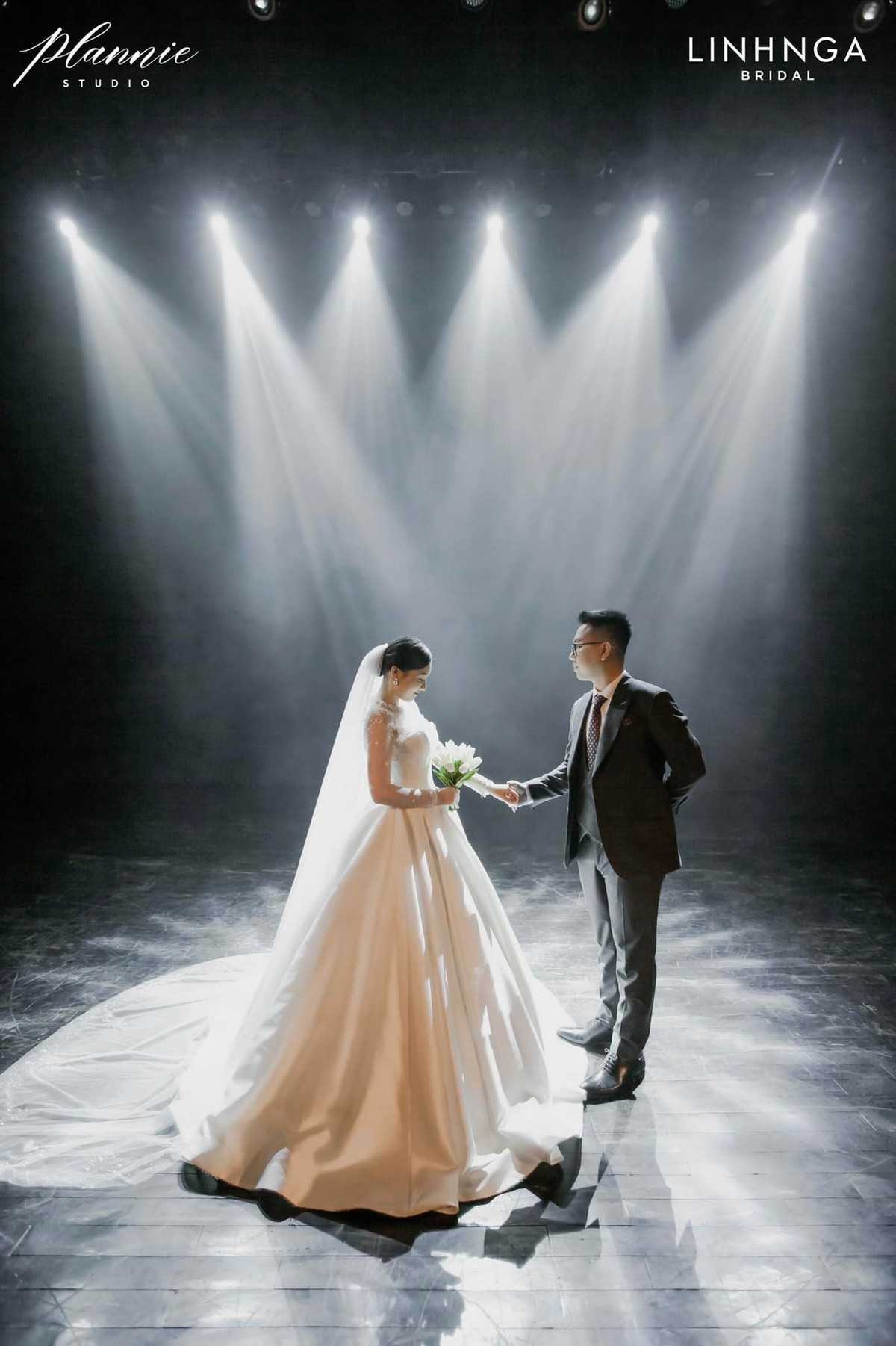 Bộ hình tuy đơn giản nhưng đánh dấu nhiều kỷ niệm của nữ MC VTV và chồng.