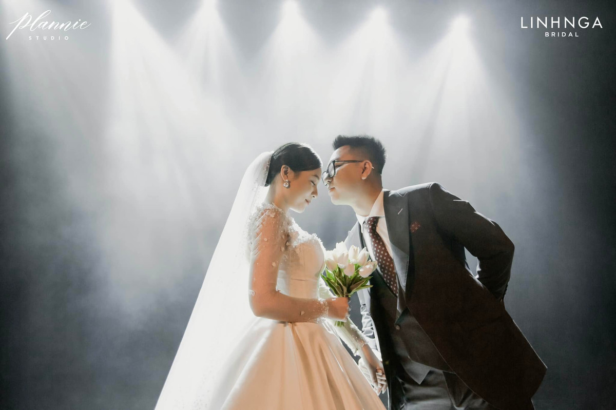 MC Phương Thảo thay 3 bộ trang phục váy cưới khi chụp cùng một địa điểm.