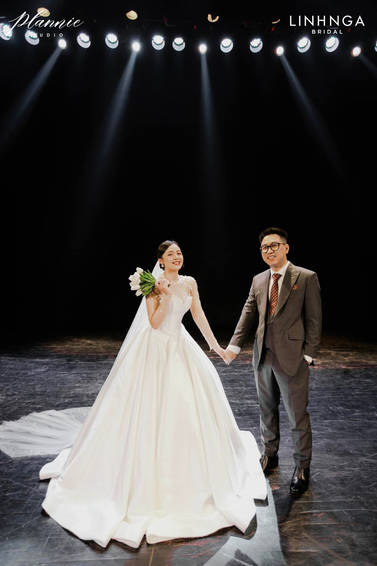 MC Phương Thảo và chồng sắp cưới đã tổ chức lễ ăn hỏi hôm 24/11 vừa qua. Cả hai sẽ tổ chức lễ cưới mời bạn bè chung vui khi dịch bệnh được đẩy lùi.