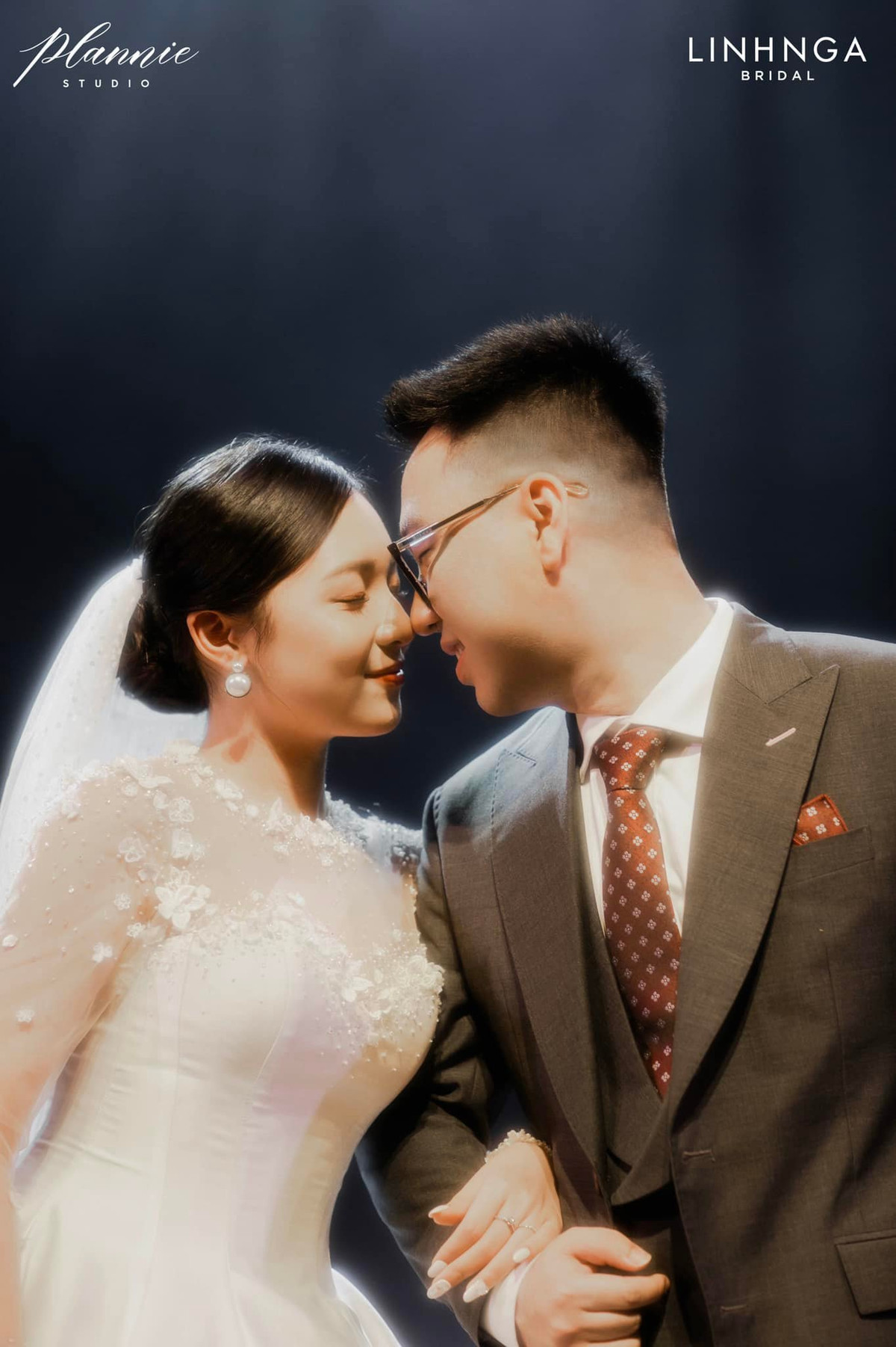 Sau khi đăng tải, bộ ảnh cưới này nhận được nhiều lượt yêu thích và khen ngợi từ bạn bè, đồng nghiệp, người hâm mộ.