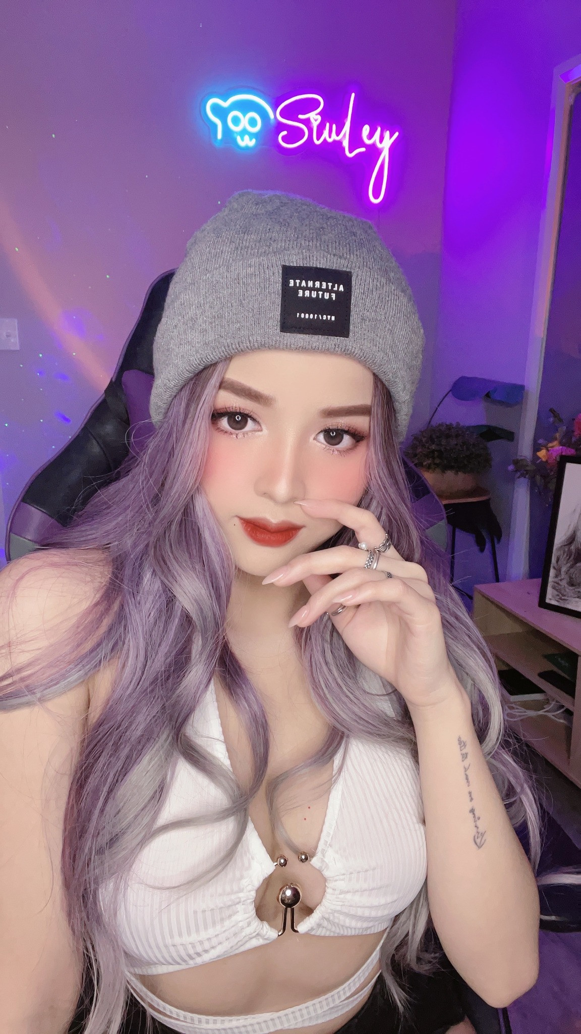 Không chỉ có ưu thế về ngoại hình, mà Aley Nguyễn còn có một cuộc sống sung sướng, giàu có, thường xuyên đi du lịch và sắm hàng hiệu.