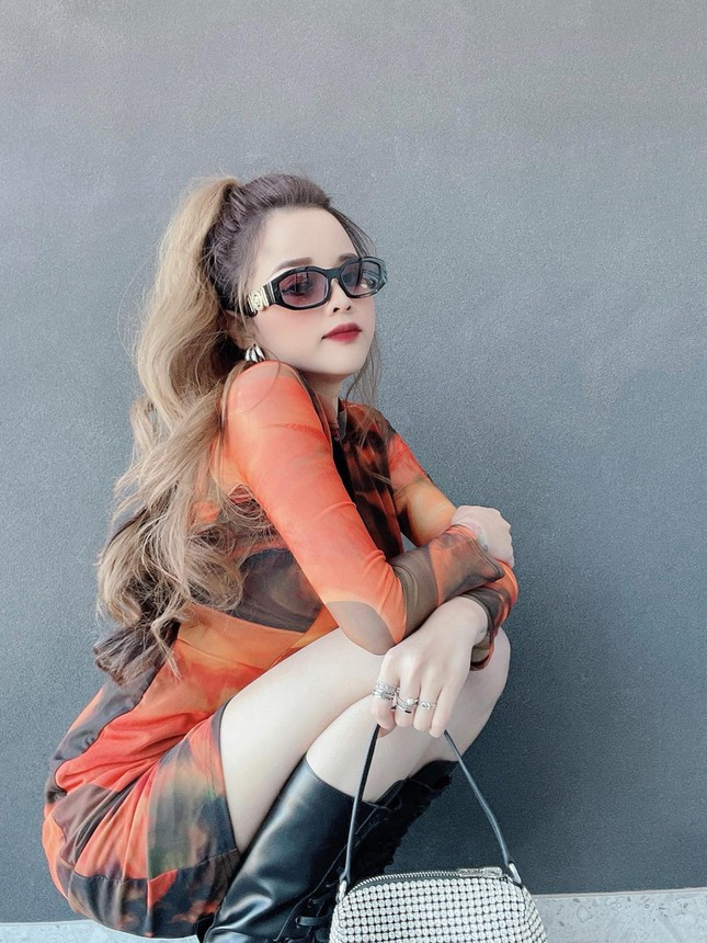 Ngoại hình cao ráo, phong cách thời trang đa dạng và cách nói chuyện vui nhộn của Aley đã trở thành "thỏi nam châm" thu hút nhiều người xem.