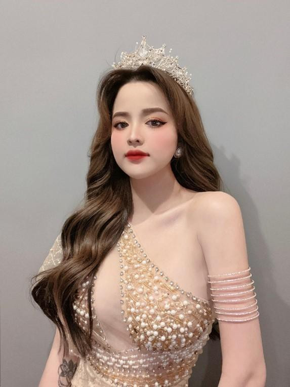 Song, tình hình dịch bệnh vẫn tiếp tục kéo dài, Aley bắt đầu bén duyên với công việc livestream.