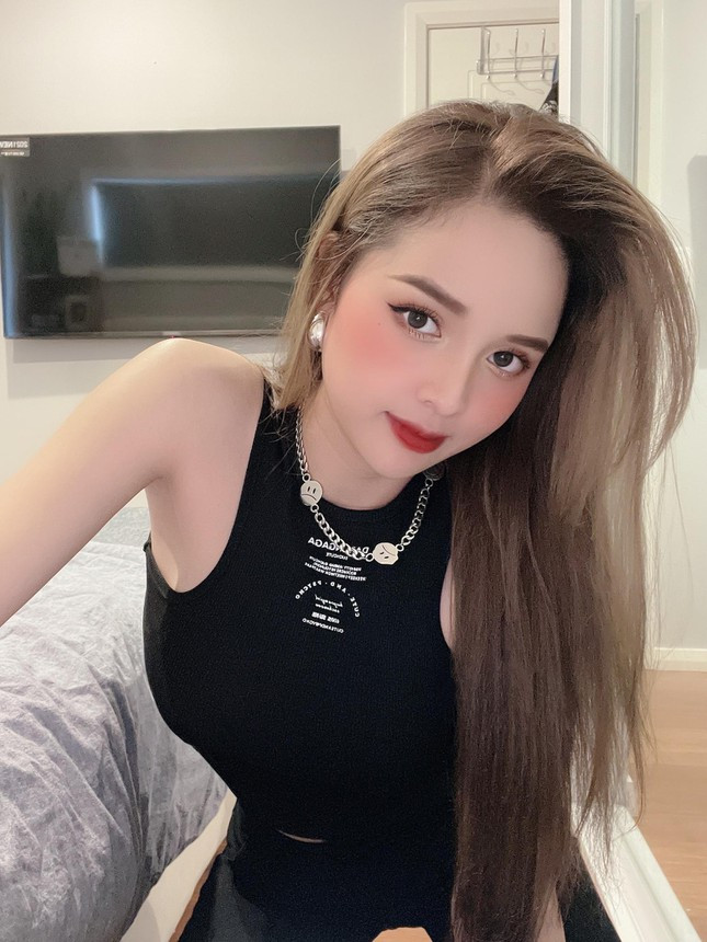 Thời gian gần đây, gái xinh này còn bén duyên với vai trò là streamer, và vô cùng hot với công việc livestream thu hút nhiều người hâm mộ.