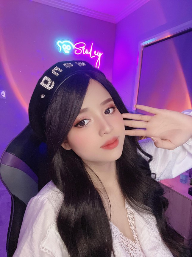 Aley Nguyễn vốn là cái tên không còn xa lạ với cộng đồng mạng trong thời gian qua. Hot girl 9x được biết đến với vẻ ngoài xinh xắn, duyên dáng, thông minh cùng giọng hát ngọt ngào.