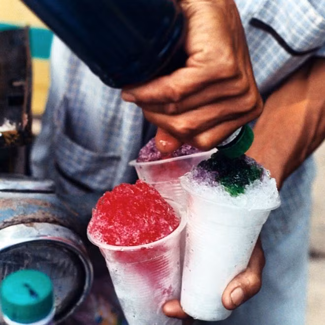 Ngày xưa cứ mỗi lần tan học là chạy ngay ra cổng trường thưởng thức ngay món siro đá bào nhiều màu sắc này. Ảnh: Tổng hợp