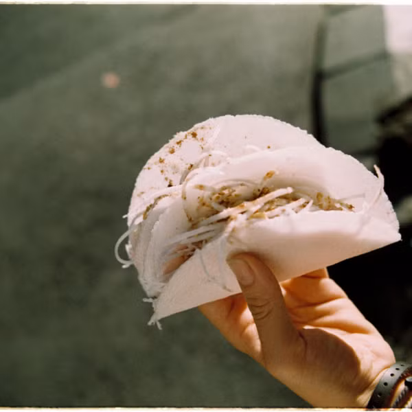 Kẹo chỉ hay còn gọi là kẹo tơ – một thứ quà vặt được ưa thích gắn bó một thời học sinh dưới cổng trường.