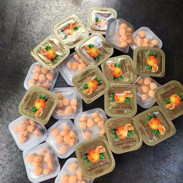 Kẹo ngậm vitamin C bán ở các tiệm tạp hóa với hương vị chua chua ngọt ngọt được bắt cứ đứa trẻ nào cũng yêu thích.