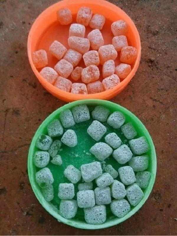 Hiếm bạn nào trải qua tuổi thơ mà chưa được thưởng thức một hộp kẹo ngọt dẻo đựng trong hộp nhựa tròn này.