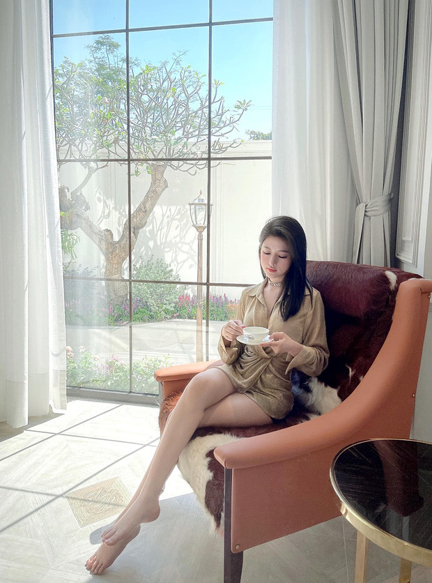 Cô nàng 9X đã khiến nhiều người phải ngưỡng mộ với những gì cô đang có, không chỉ căn hộ riêng, bộ sưu tập hàng hiệu, mà còn là chiếc xe sang 2 tỷ.
