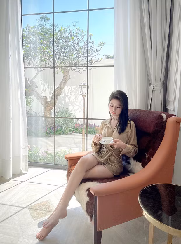 Cô nàng 9X đã khiến nhiều người phải ngưỡng mộ với những gì cô đang có, không chỉ căn hộ riêng, bộ sưu tập hàng hiệu, mà còn là chiếc xe sang 2 tỷ.