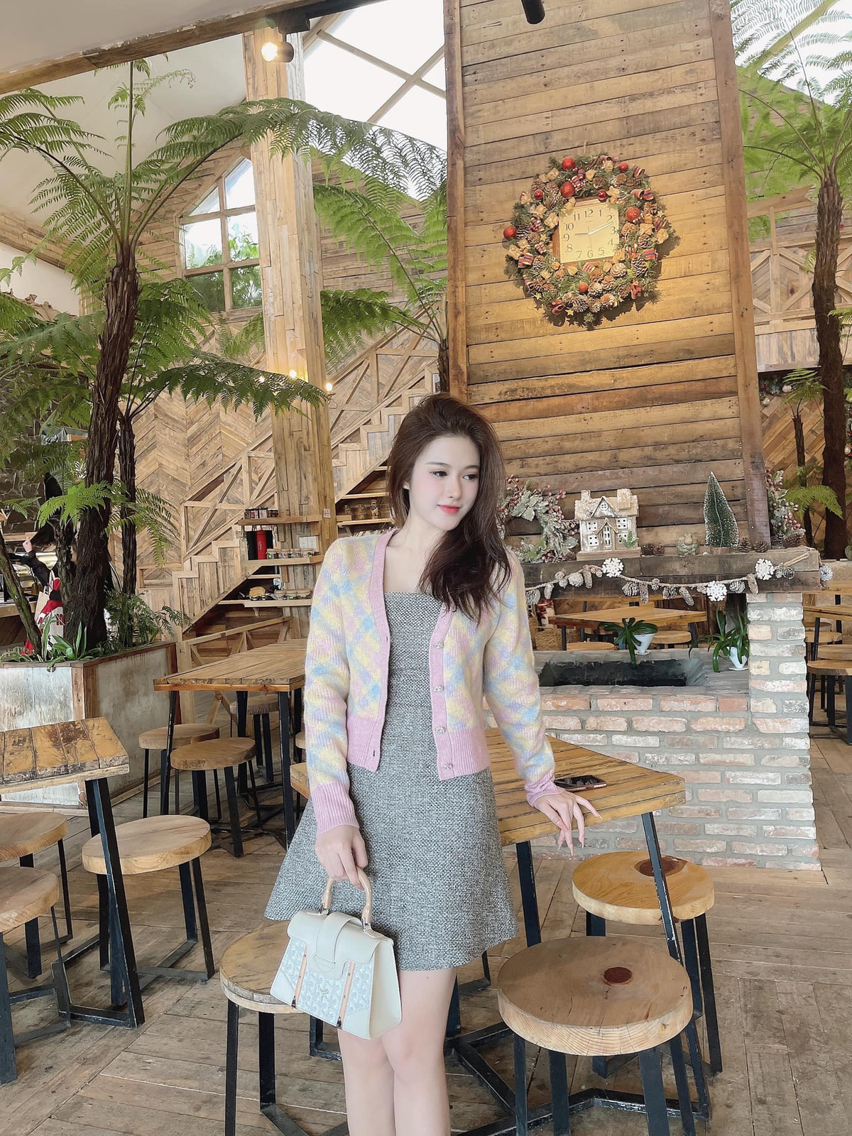 Nàng hot girl có nhan sắc vô cùng xinh xắn, ngọt ngào và giống chị gái như đúc.