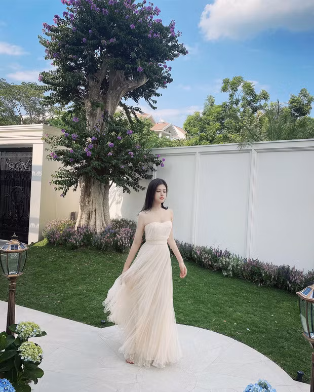 Xinh đẹp, giàu có, lại độc lập và kiếm được nhiều tiền ngay từ lúc còn là học sinh, dù bị đồn là "dựa dẫm" chị gái nhưng Ngọc Diễm đã chứng minh bản thân bằng cách khoe nhiều tài sản tự tay có được.