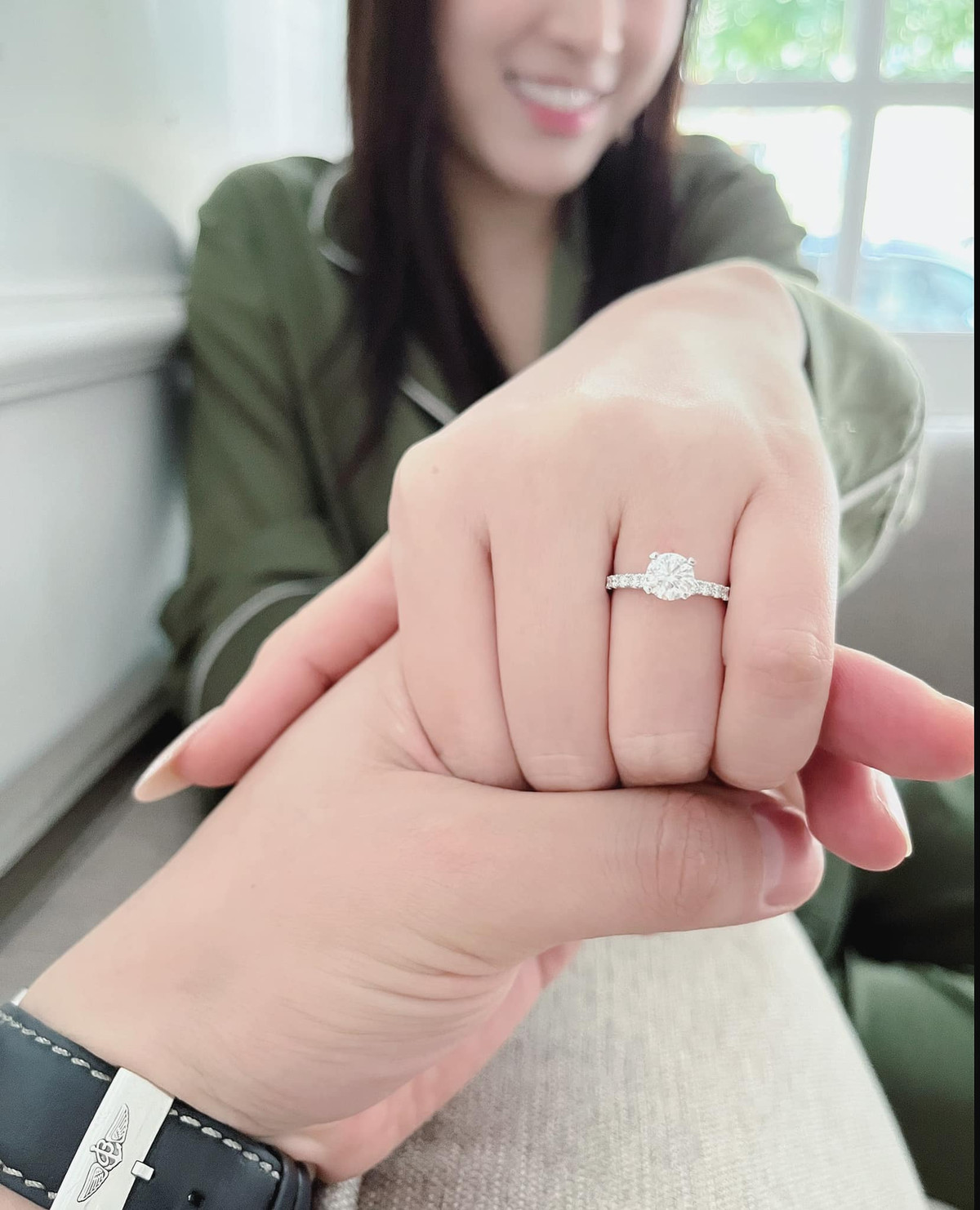 Mới đây, em gái Huyền Baby - Ngọc Diễm gây chú ý khi khoe được bạn trai cầu hôn bằng nhẫn kim cương. Cụ thể, gái xinh khoe ảnh nhẫn kim cương lấp lánh và viết: "Đang yên đang lành thì quay vào ô làm vợ".