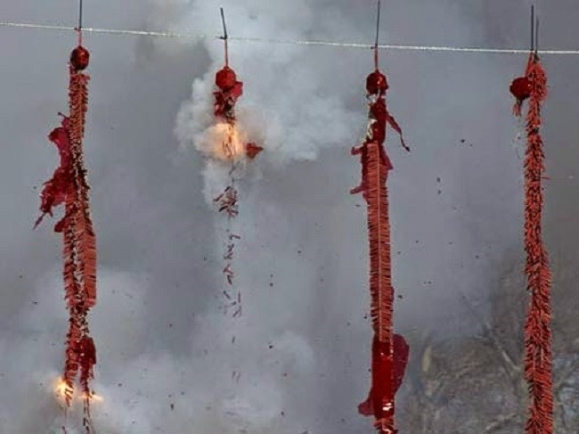 Tiếng pháo nổ đì đùng là những âm thanh không thể thiếu của Tết xưa.