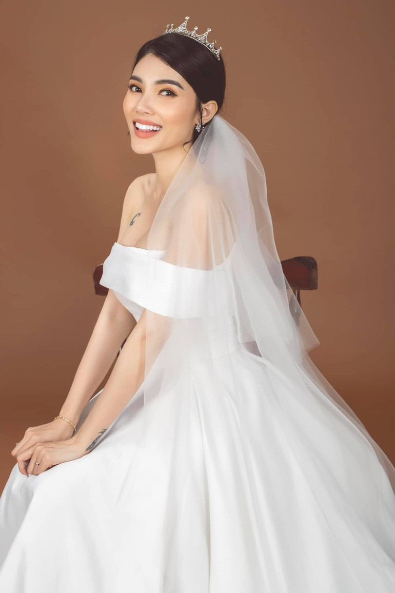  Hot girl Vòng Phối từng gây chú ý trong đám cưới "siêu xe" xuất hiện cách đây không lâu. Kết hôn với chồng là doanh nhân giàu có, cô nàng được rước về nhà chồng trong ngày đại hôn với dàn xe đẳng cấp 20 chiếc giá trị hơn 50 tỷ đồng.