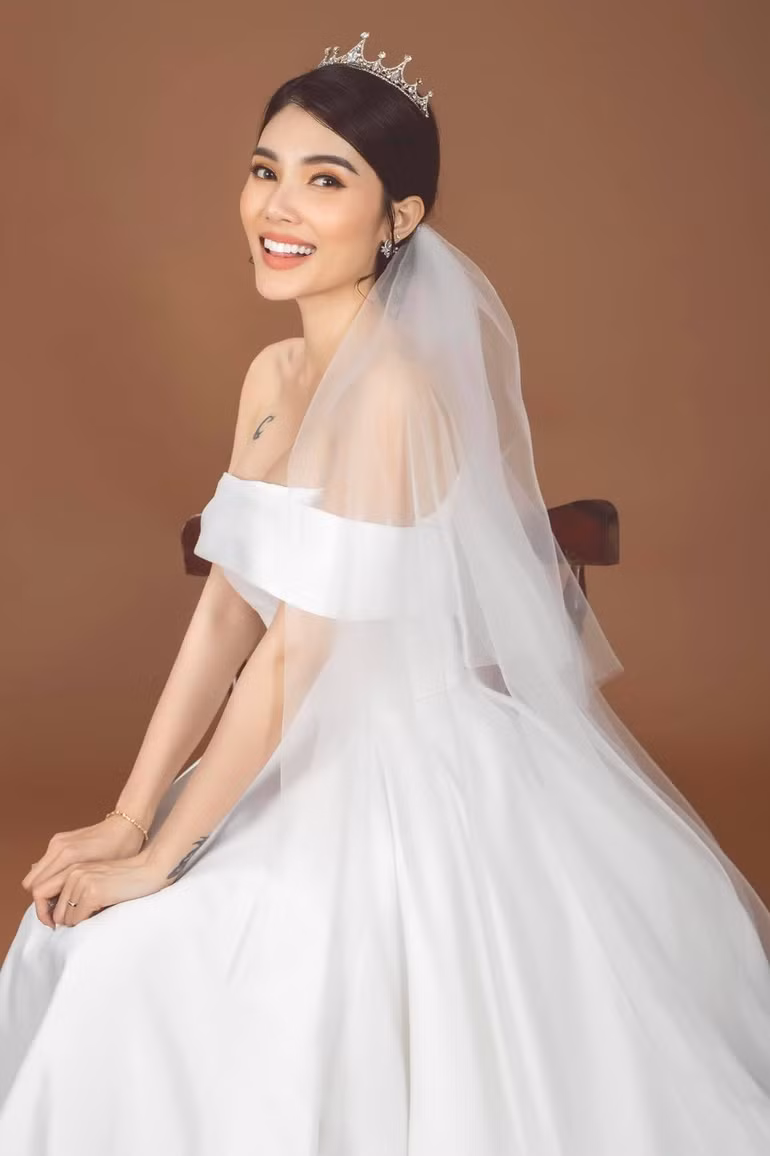  Hot girl Vòng Phối từng gây chú ý trong đám cưới "siêu xe" xuất hiện cách đây không lâu. Kết hôn với chồng là doanh nhân giàu có, cô nàng được rước về nhà chồng trong ngày đại hôn với dàn xe đẳng cấp 20 chiếc giá trị hơn 50 tỷ đồng.