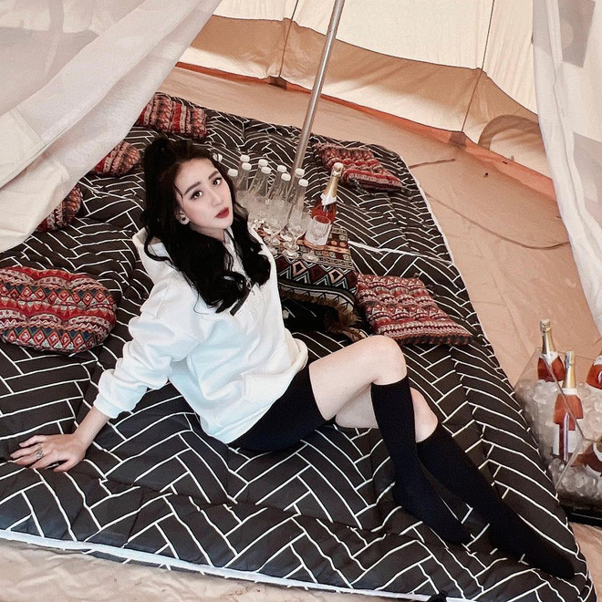 Bên cạnh lời chúc mừng, không ít netizen trầm trồ về nhan sắc được mệnh danh "hoa khôi bầu bí" của Tú Boo. Có thể thấy dù bụng bầu vượt mặt nhưng vóc dáng nàng rich kid trông vẫn rất thon gọn.