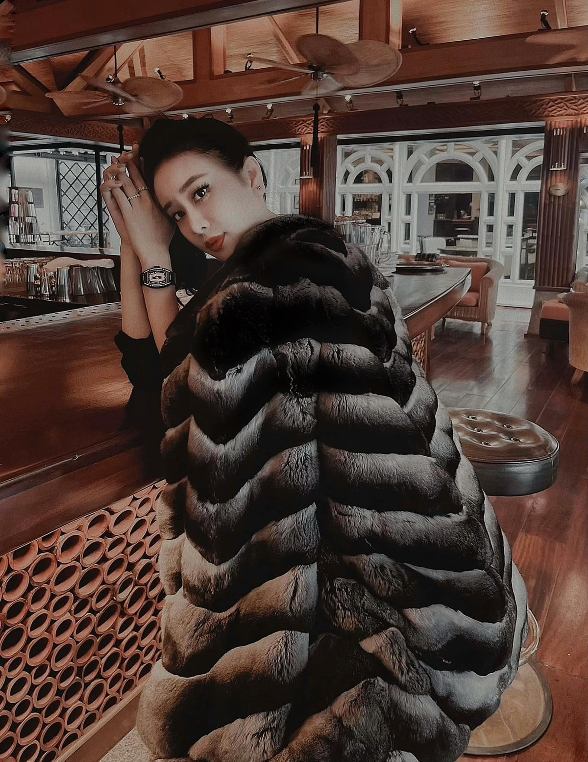 Nữ rich kid này được biết đến khi xuất hiện cùng hàng loạt bức ảnh check in sang chảnh bên những bộ sưu tập hàng hiệu đẳng cấp.