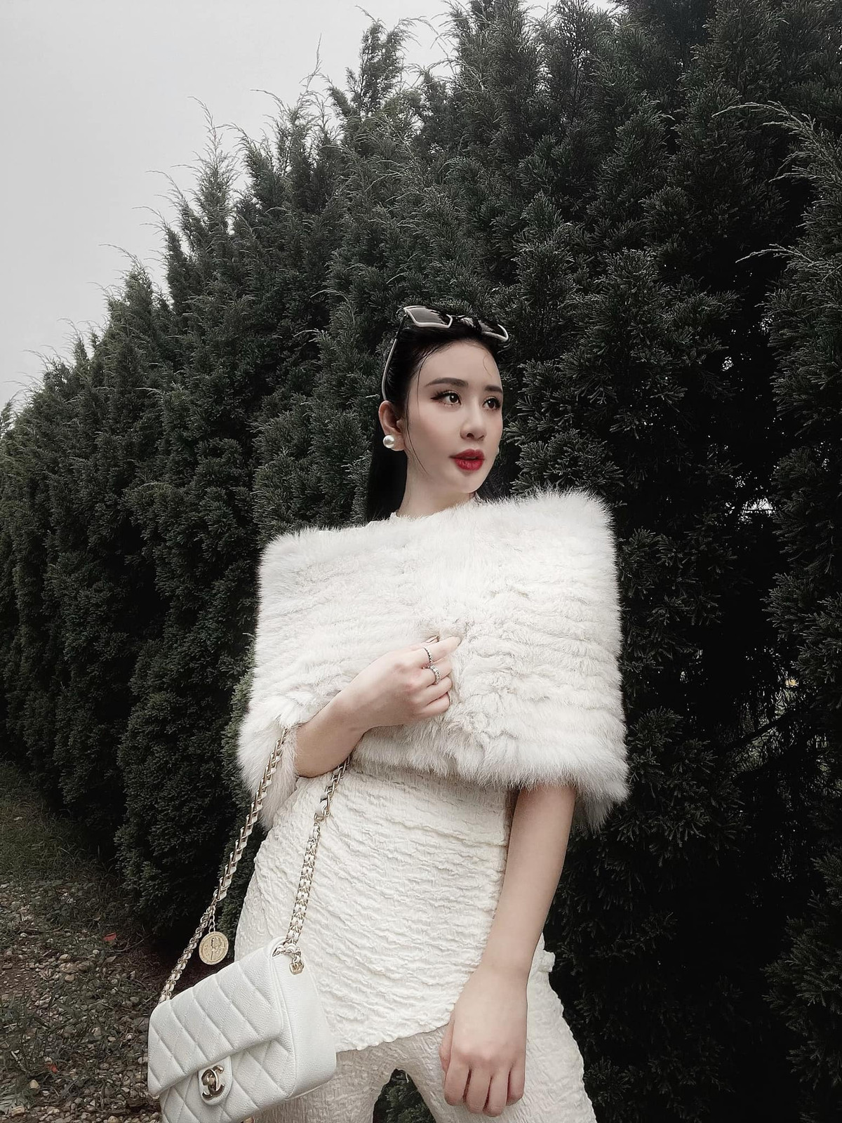 Nước da trắng, thần thái hơn người cùng vóc dáng chuẩn chỉnh của nàng rich kid thực sự khiến người ta không thể không "thả tim".