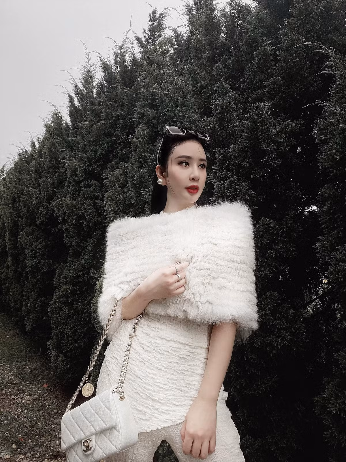 Nước da trắng, thần thái hơn người cùng vóc dáng chuẩn chỉnh của nàng rich kid thực sự khiến người ta không thể không "thả tim".