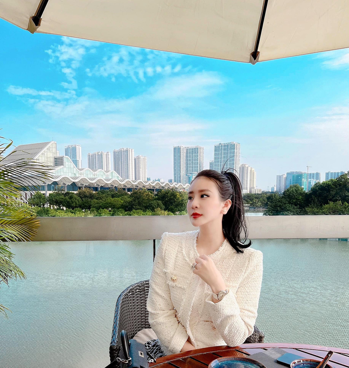 Thần thái sang chảnh của cô nàng cũng làm người ta phải trầm trồ không thôi dù là trước khi mang thai hay ở giai đoạn bầu bí.