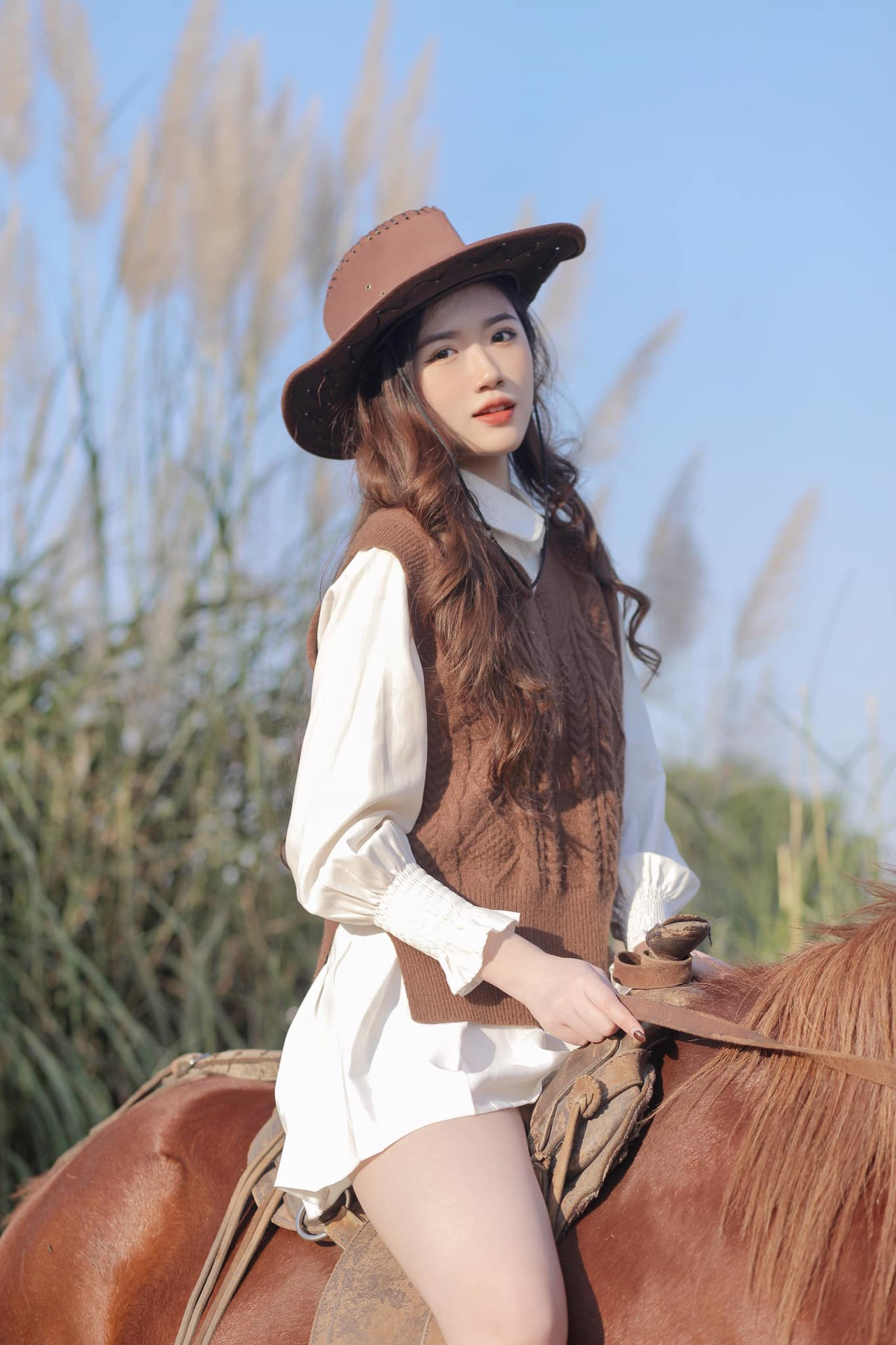 Thời gian gần đây, nàng hot girl 2K chăm chỉ khoe những hình ảnh vóc dáng chuẩn đẹp trong những bộ trang phục gợi cảm, ngắm trọn vòng eo con kiến. 