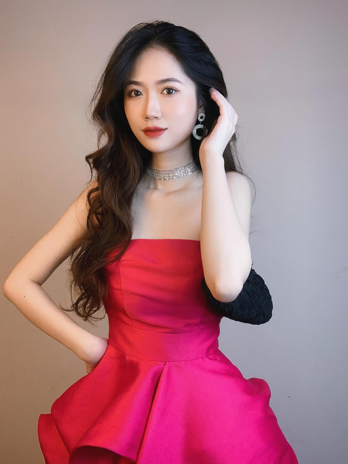 Lan Nhi hiện đang theo học chuyên ngành Quản trị Khách sạn và Du lịch, trường Quốc tế, Đại học Quốc gia Hà Nội.