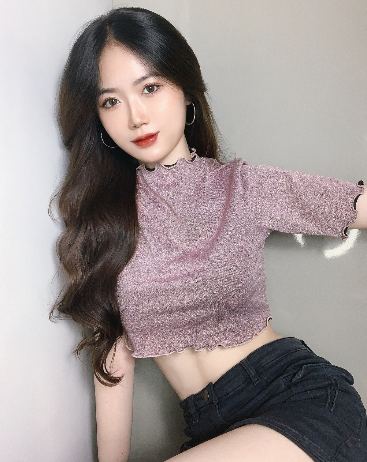 Lan Nhi "rũ bỏ" hình tượng thiếu nữ thơ ngây ngày nào để trở thành cô gái gợi cảm.