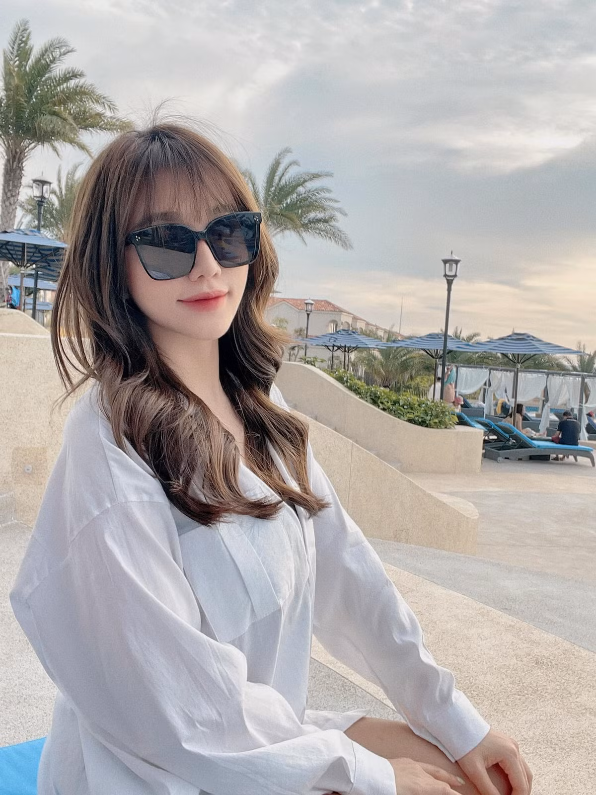 Gia Hân sở hữu một gương mặt xinh đẹp với sống mũi cao, đôi mắt to tròn và miệng cười vô cùng duyên dáng.