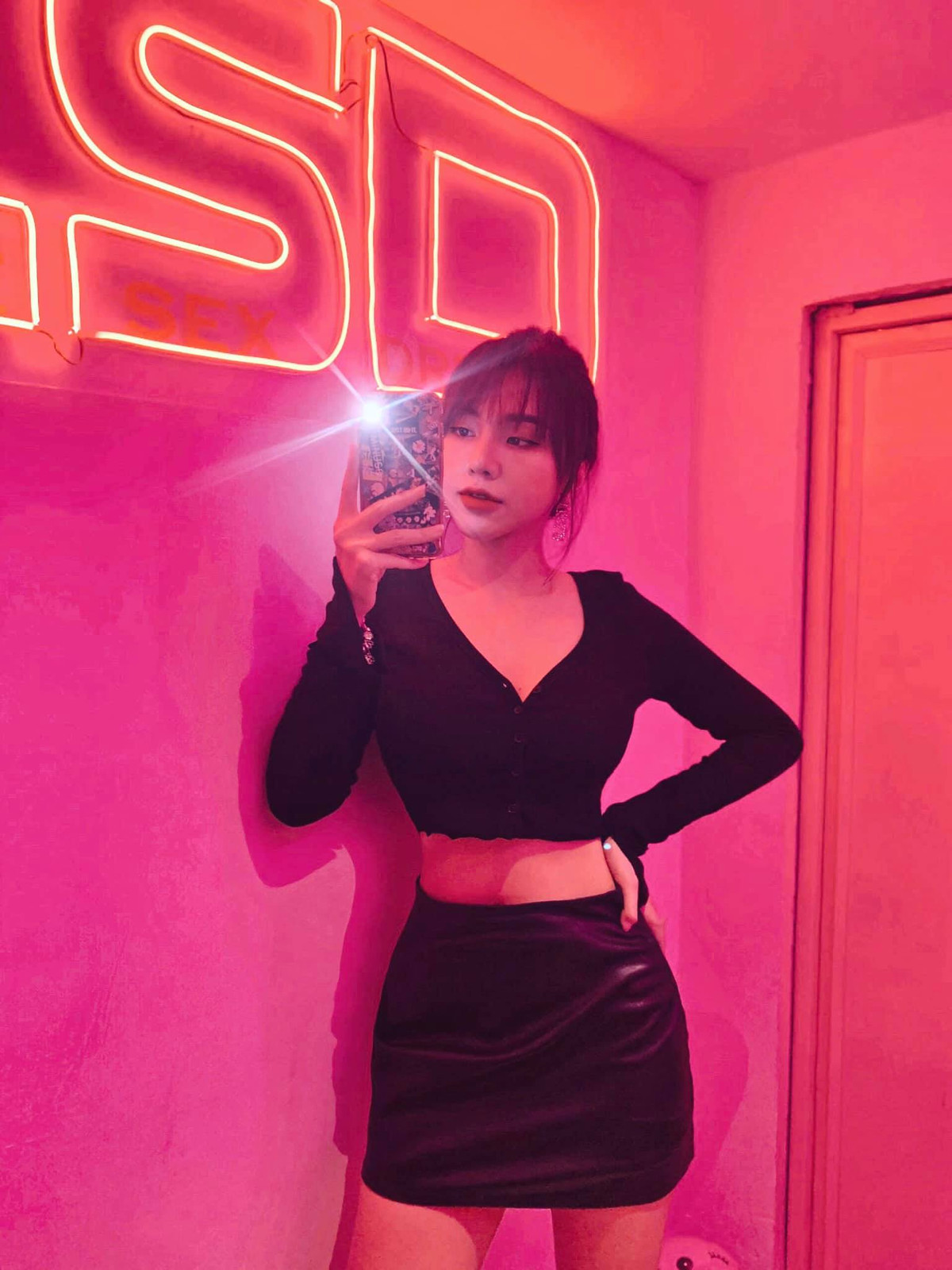 Trong các trận đấu quan trọng có sự góp mặt của Hoàng Đức, Gia Hân đều cố gắng thu xếp để đến cổ vũ. Thậm chí, cô nàng còn theo đội ra tận nước ngoài để theo dõi bạn trai thi đấu. Ảnh: FBNV