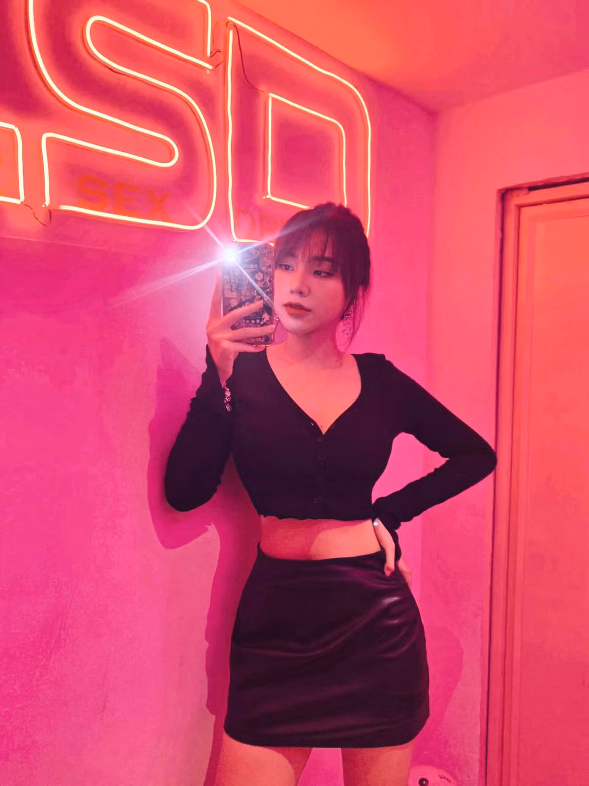 Trong các trận đấu quan trọng có sự góp mặt của Hoàng Đức, Gia Hân đều cố gắng thu xếp để đến cổ vũ. Thậm chí, cô nàng còn theo đội ra tận nước ngoài để theo dõi bạn trai thi đấu. Ảnh: FBNV