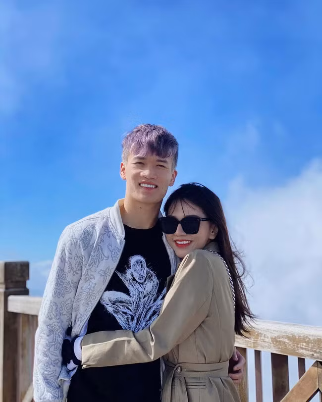 Bạn gái Hoàng Đức tên đầy đủ là Nguyễn Gia Hân, sinh năm 1997 – hơn Hoàng Đức 1 tuổi. Hiện cô nàng đang quản lí một spa ở TP Biên Hoà (Đồng Nai).