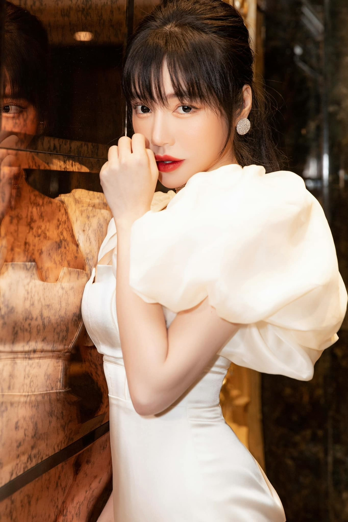 Chính vì gu thời trang mặc bạo mà đôi khi Elly Trần nhận về nhiều bình luận khen chê từ cộng đồng mạng. Ảnh: Tổng hợp