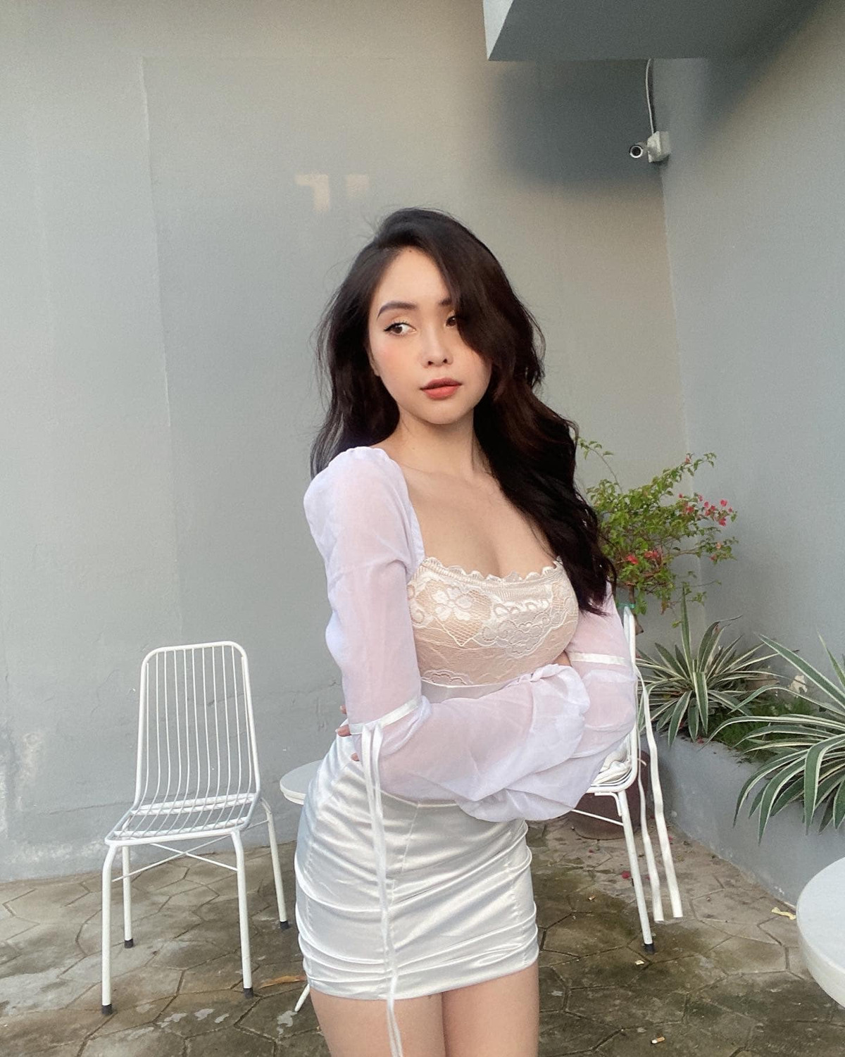 Ngoài ra, hot girl 9x còn thu hút sự chú ý nhờ gu ăn mặc tôn được hình thể quyến rũ.