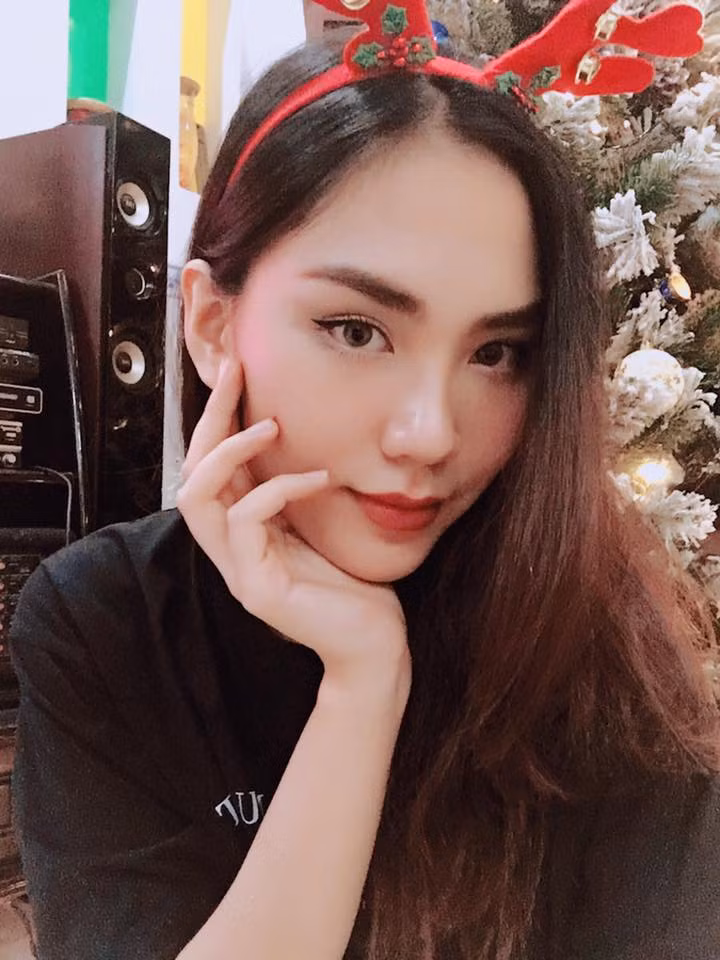 Chú thích cho khoảnh khắc này, vị đại gia nổi tiếng viết: “Cô giáo nói học sinh này thông minh nhưng không tập trung lắm”.