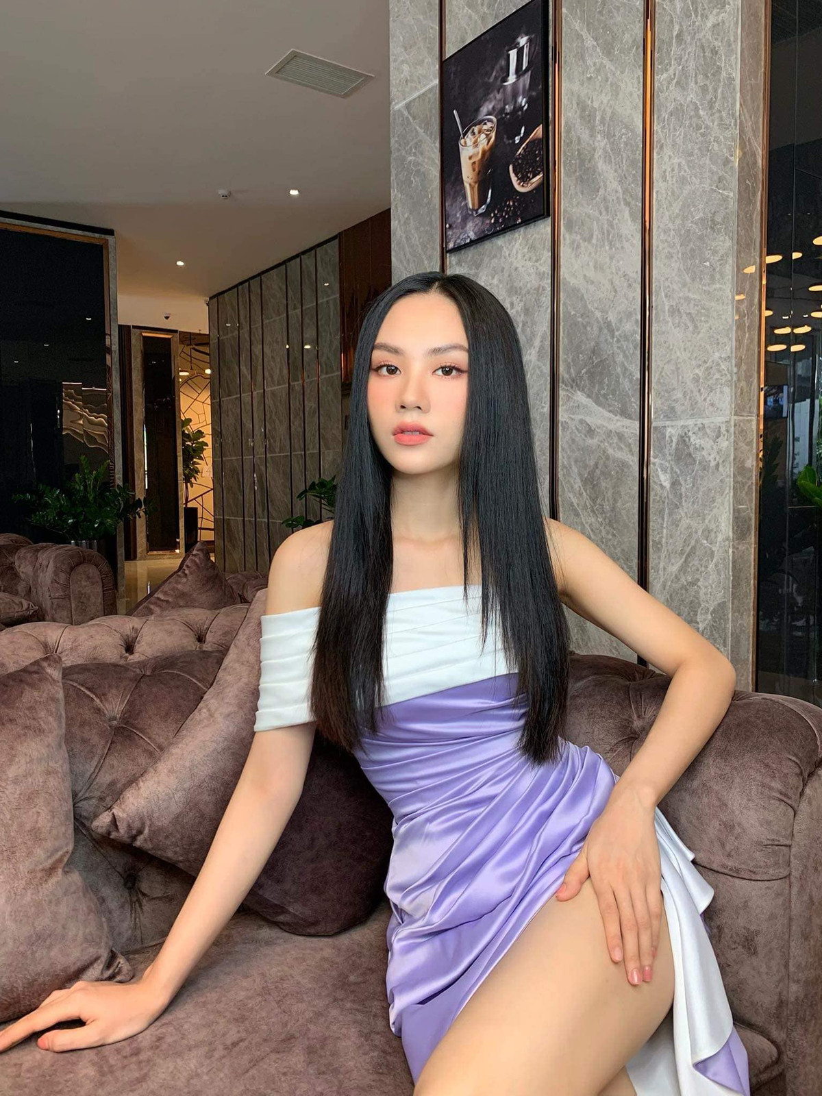 Người đẹp sinh năm 1999 tại Đồng Nai và từng gây chú ý khi có thành tích học tập ấn tượng.